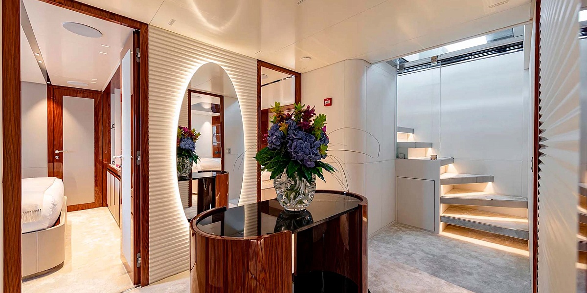 Аренда моторной мега яхты Amer 120 LAFAYETTE во Франции